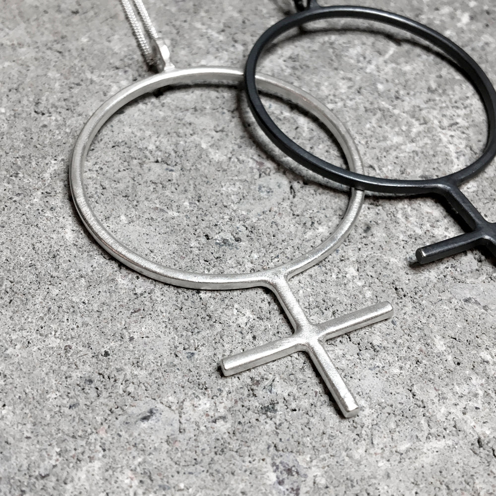Halsband med Kvinnosymbol, direkt från verkstaden i Stockholm,Feminist-smed